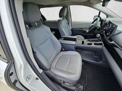 Used 2022 Toyota Sienna XLE FWD image 21