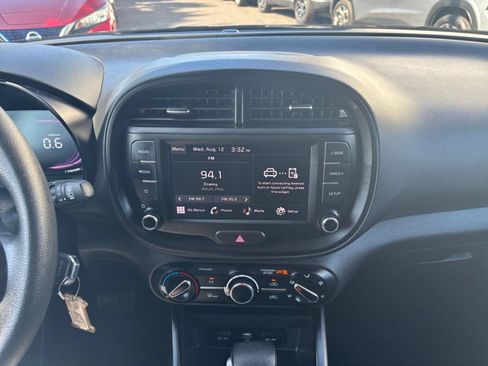 Used 2025 Kia Soul LX w/ LX Technology Package FWD image 17