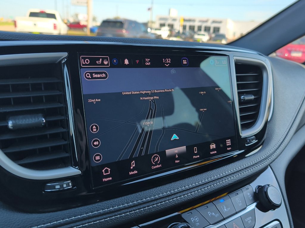 Used 2022 Chrysler Pacifica Touring-L w/ Uconnect Theater Family Group AWD/4WD image 15