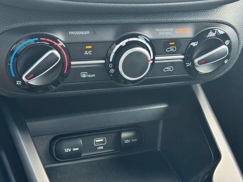 Used 2025 Kia Soul LX w/ LX Technology Package FWD image 22