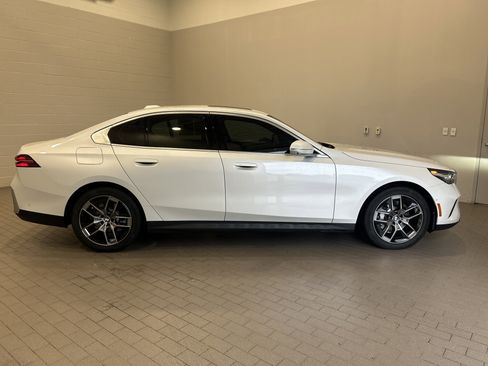 Used 2026 BMW 530i w/ Premium Package RWD image 10