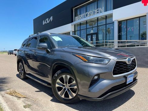 Used 2024 Toyota Highlander XLE FWD image 1