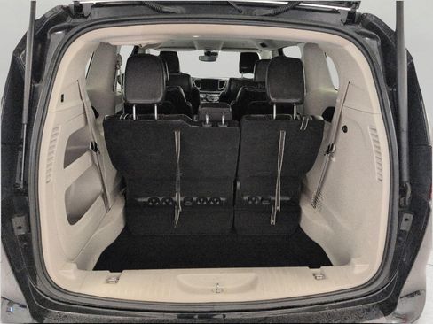 Used 2024 Chrysler Pacifica Touring-L FWD image 16