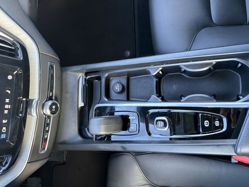 Certified 2025 Volvo XC60 B5 Plus image 9