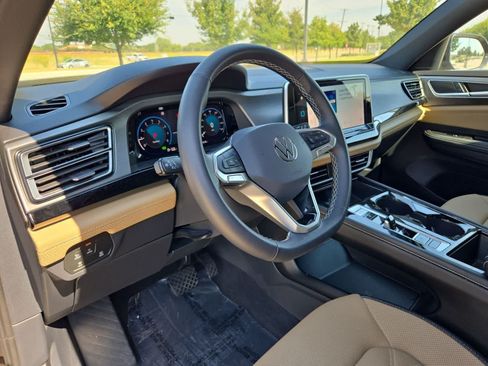 Used 2024 Volkswagen Atlas Cross Sport SE w/ Panoramic Sunroof Package FWD image 2