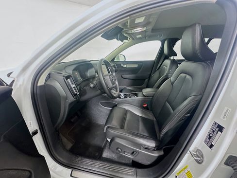 Used 2025 Volvo XC40 B5 Plus AWD/4WD image 13