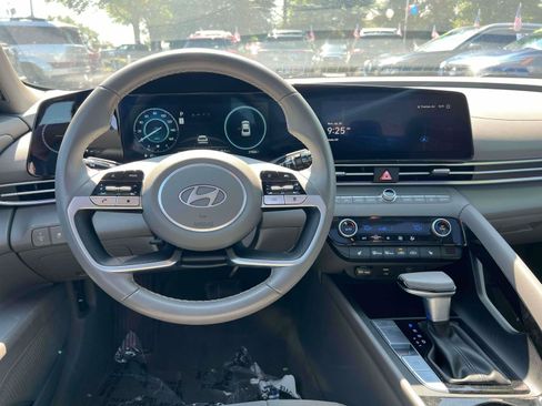 Used 2024 Hyundai Elantra SEL w/ Convenience Package FWD image 25