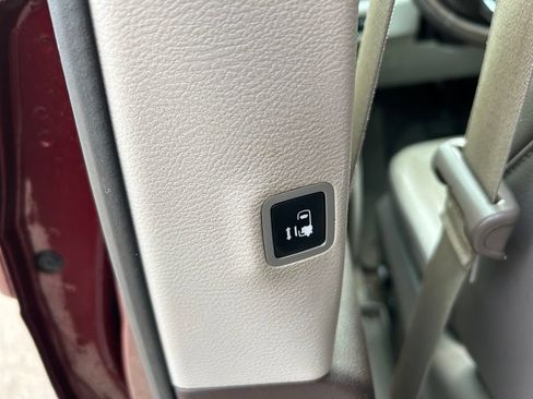 Used 2019 Chrysler Pacifica Touring-L FWD image 12
