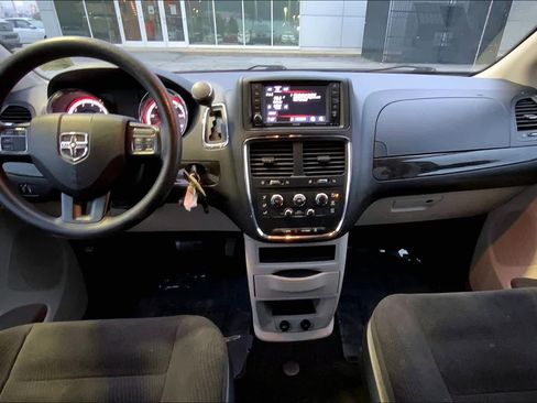 Used 2018 Dodge Grand Caravan SE w/ UConnect Hands-Free Group image 14