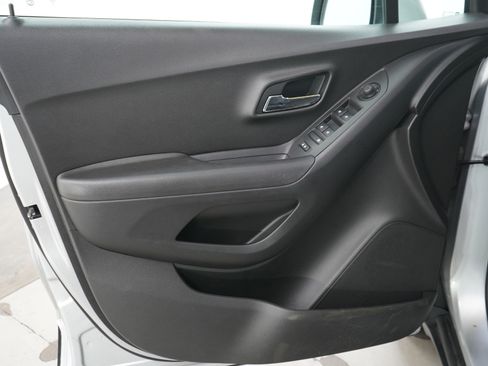 Used 2020 Chevrolet Trax LT w/ LT Convenience Package FWD image 20