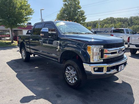 Used 2017 Ford F250 XLT w/ XLT Premium Package AWD/4WD image 4