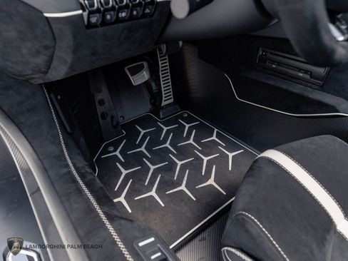 Used 2021 Lamborghini Aventador SVJ AWD/4WD image 39