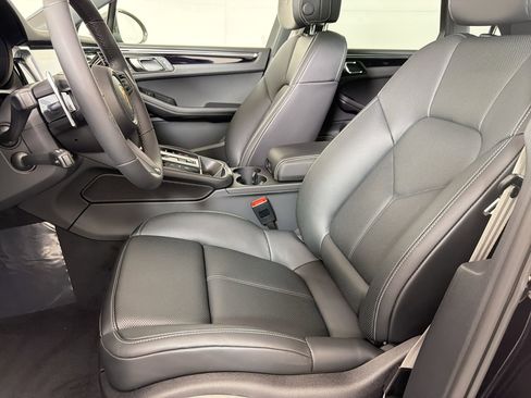 Used 2026 Porsche Macan Turbo image 5