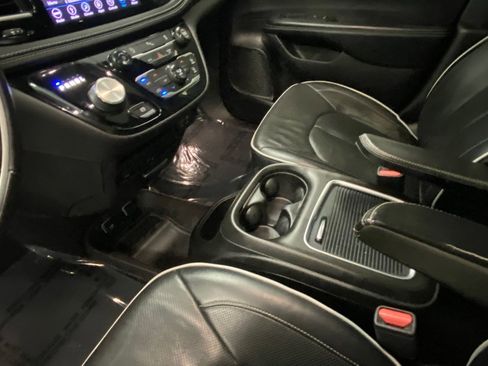 Used 2018 Chrysler Pacifica Limited w/ S Appearance Package image 29