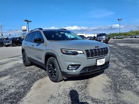 Used 2023 Jeep Cherokee Altitude Lux image 2