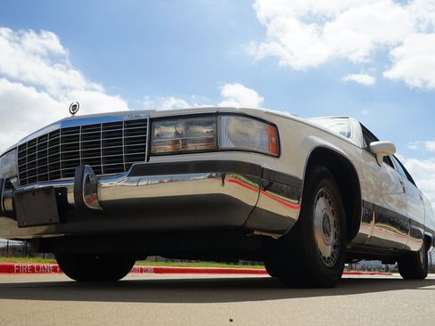 Used 1993 Cadillac Fleetwood Sedan image 4