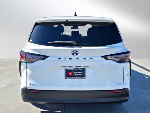 Certified 2025 Toyota Sienna LE image 4