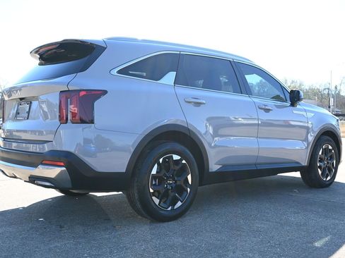 Used 2024 Kia Sorento S w/ Panoramic Sunroof Package image 3