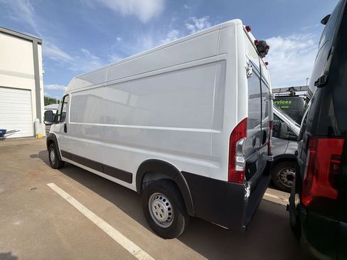 Used 2024 RAM ProMaster 2500 w/ Convenience Group FWD image 3