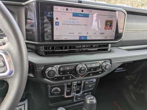 Used 2024 Jeep Wrangler Sahara image 13