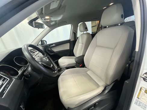 Certified 2020 Volkswagen Tiguan SE image 11