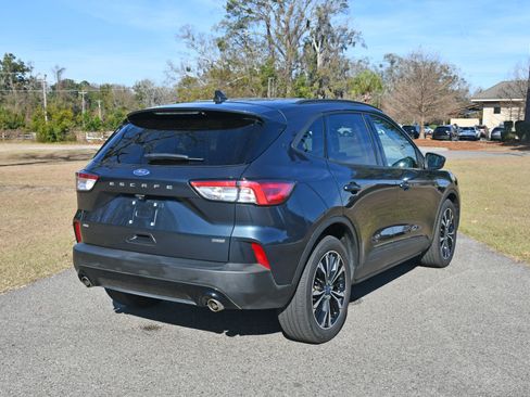 Used 2022 Ford Escape SE w/ SE Sport Appearance Package image 4