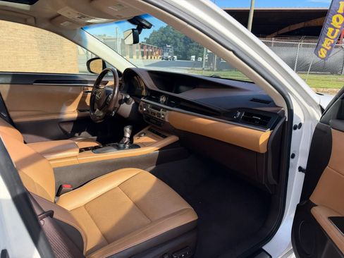 Used 2016 Lexus ES 350 w/ Premium Package w/Wood Trim FWD image 9