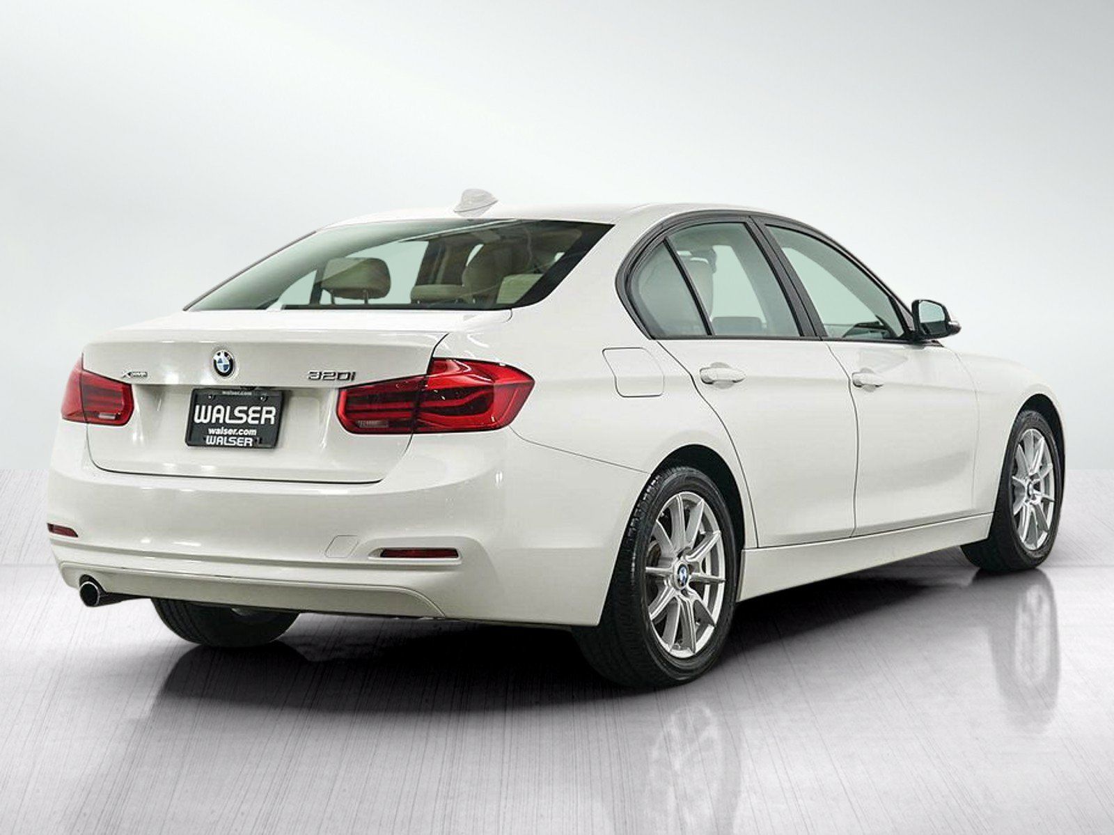 Used 2018 BMW 320i xDrive Sedan AWD/4WD image 5