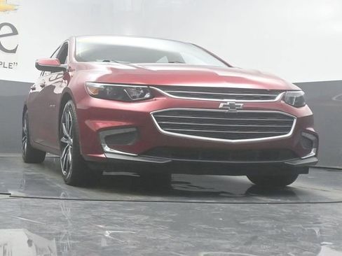 Used 2018 Chevrolet Malibu LT w/ Leather Package FWD image 3