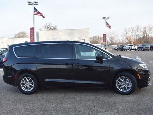 Used 2024 Chrysler Pacifica Touring-L FWD image 9