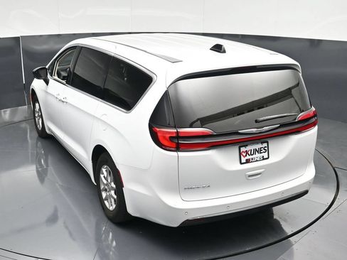 Used 2024 Chrysler Pacifica Touring-L FWD image 49