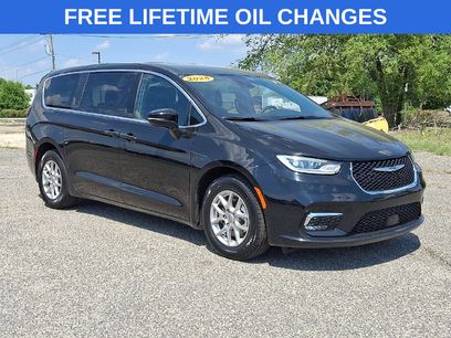 Used 2025 Chrysler Pacifica Select