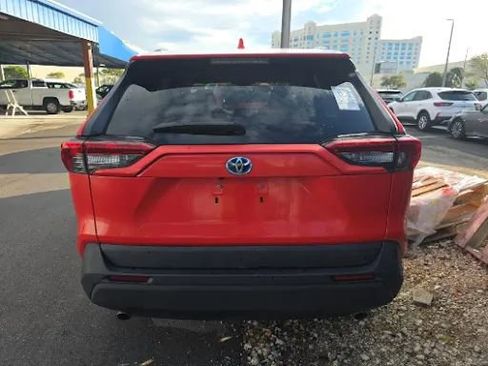 Used 2021 Toyota RAV4 LE image 2