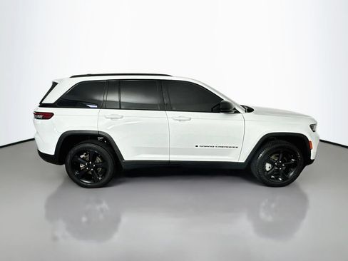 Used 2023 Jeep Grand Cherokee Limited w/ Black Appearance Package AWD/4WD image 8