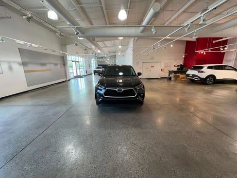 Used 2025 Toyota Highlander LE FWD image 16