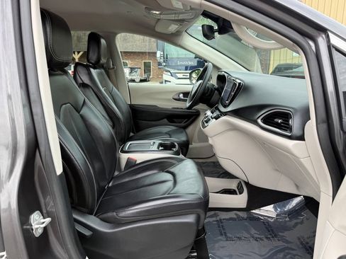 Used 2023 Chrysler Pacifica Touring-L FWD image 24
