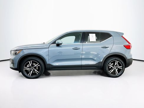 Used 2023 Volvo XC40 B5 Plus AWD/4WD image 4