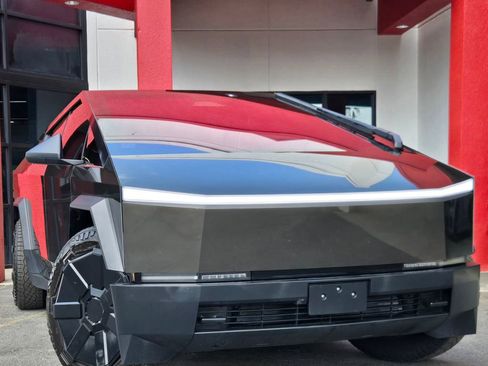 Used 2024 Tesla Cybertruck AWD Crew Cab image 10