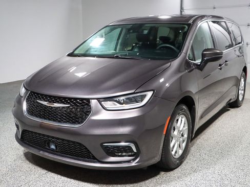 Used 2023 Chrysler Pacifica Touring-L image 32
