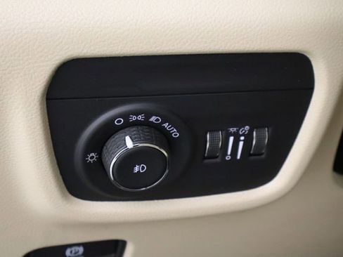 Used 2022 Jeep Grand Cherokee Limited AWD/4WD image 23