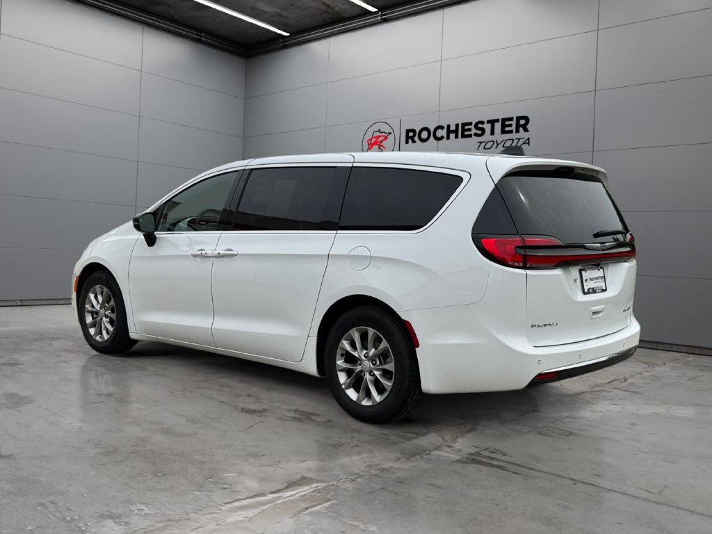 Used 2026 Chrysler Pacifica Limited FWD image 3