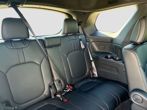 Used 2025 Honda Pilot TrailSport image 27