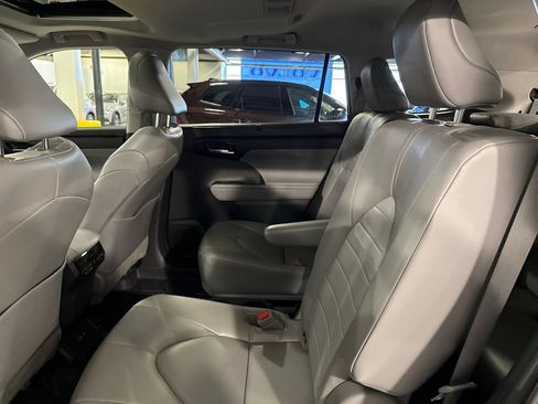 Used 2023 Toyota Highlander XLE AWD/4WD image 22