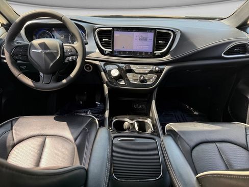 Used 2025 Chrysler Pacifica Limited FWD image 22