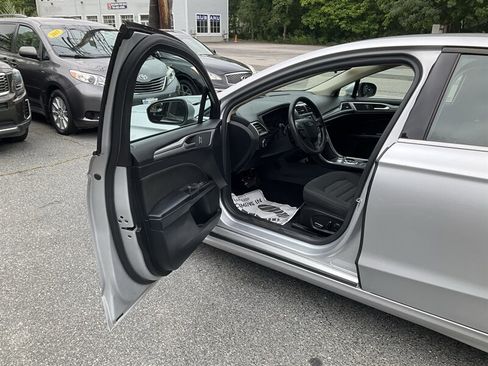Used 2018 Ford Fusion SE FWD image 20
