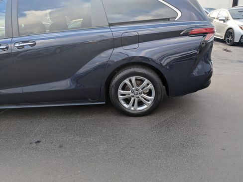 Certified 2023 Toyota Sienna Platinum image 6