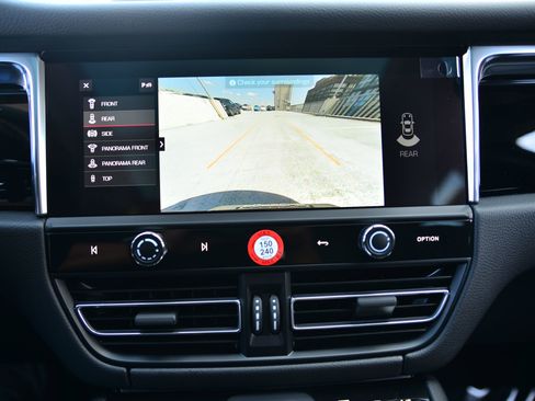 Certified 2026 Porsche Macan image 33