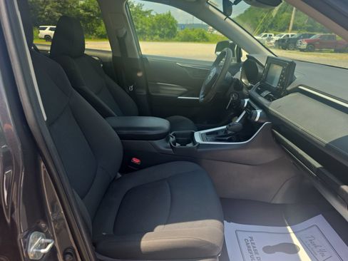 Used 2019 Toyota RAV4 LE FWD image 26