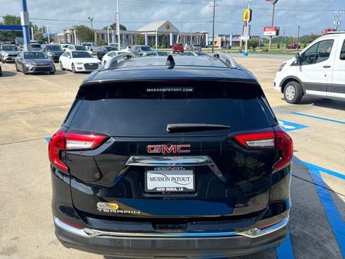 Used 2023 GMC Terrain SLT w/ Tech Package FWD image 6