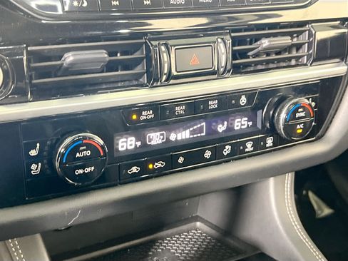 Used 2023 Nissan Pathfinder Platinum AWD/4WD image 16